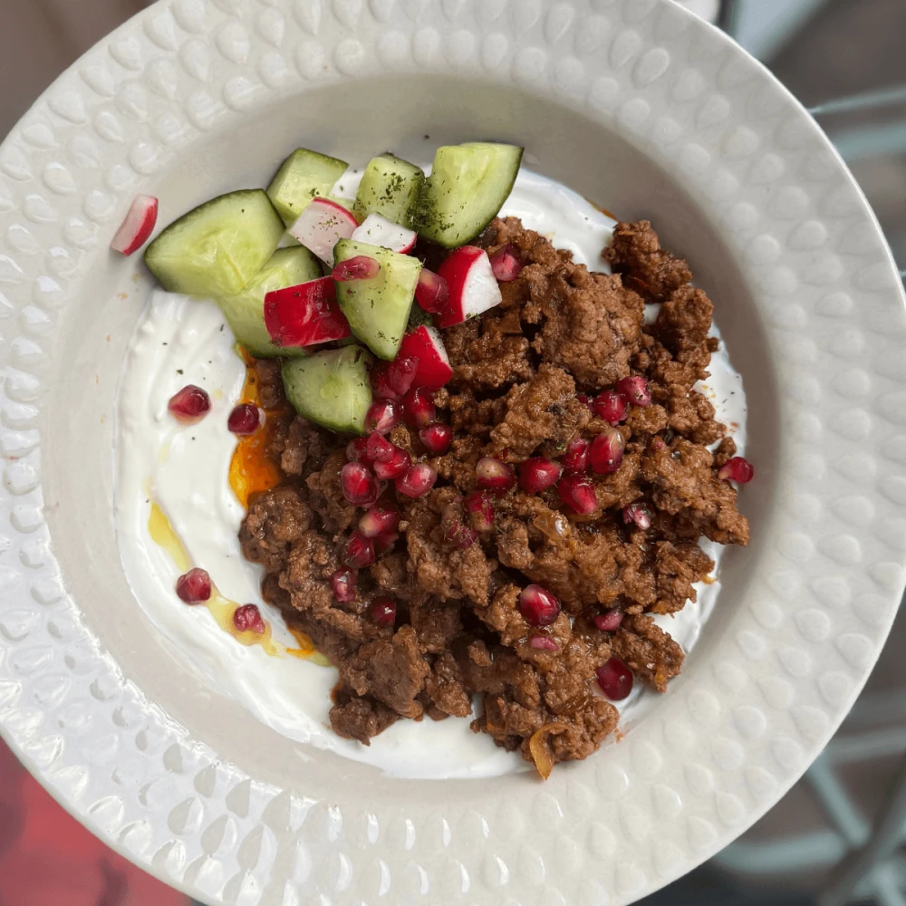 Harissa beef mince on garlicky yoghurt with pickled veg Image 1