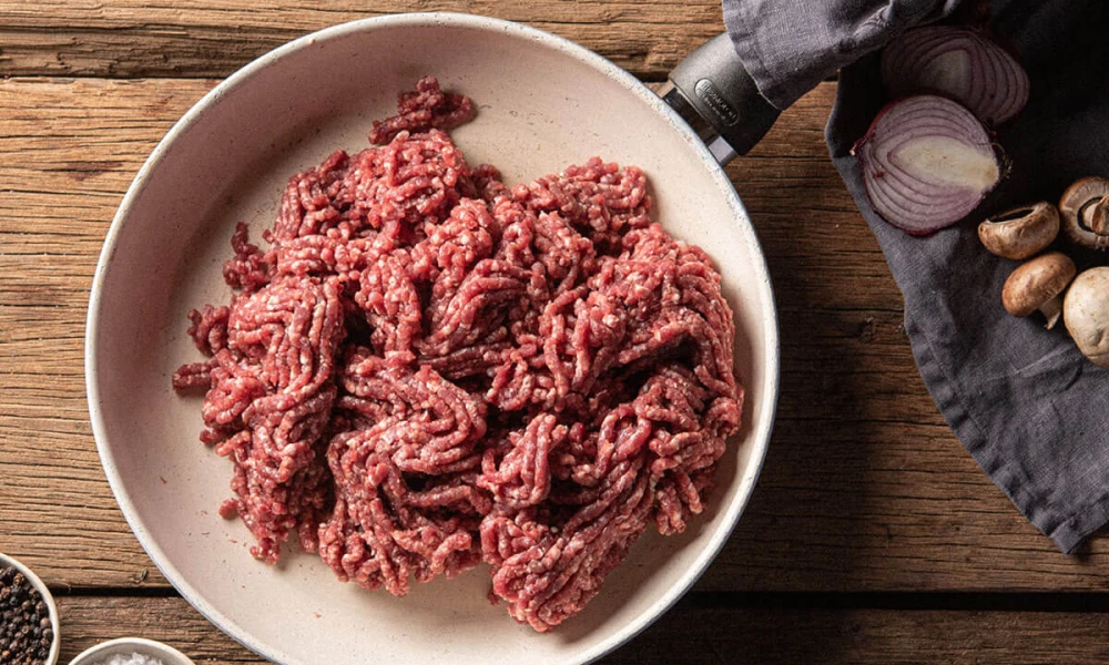 Harissa beef mince on garlicky yoghurt with pickled veg Image 2