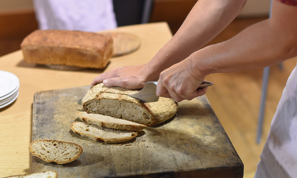 sourdough-bread-making-masterclass-vickys-bread-darts-farm-devon_1000x600