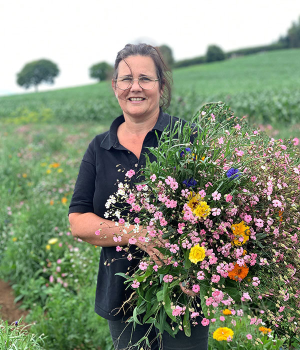 Anna_PYO_Flowers_Darts_Farm_Devon_600x700